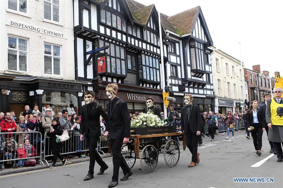 Thousands honor Shakespeare on 400th anniversary of his death