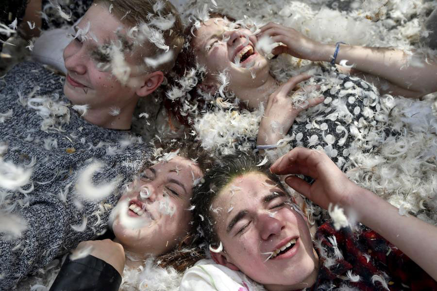 People have fun in pillow fight held in Kiev