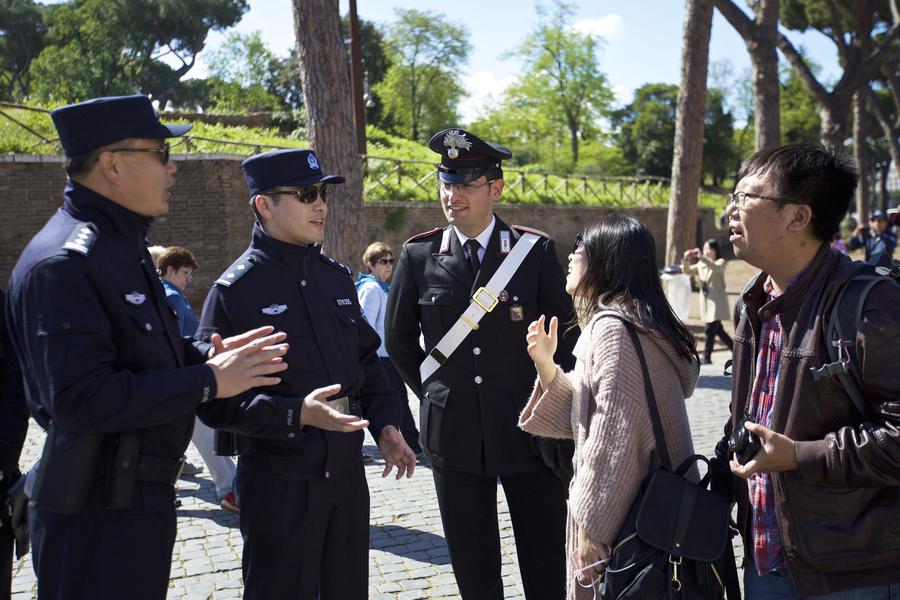 Chinese join Italians for police patrols
