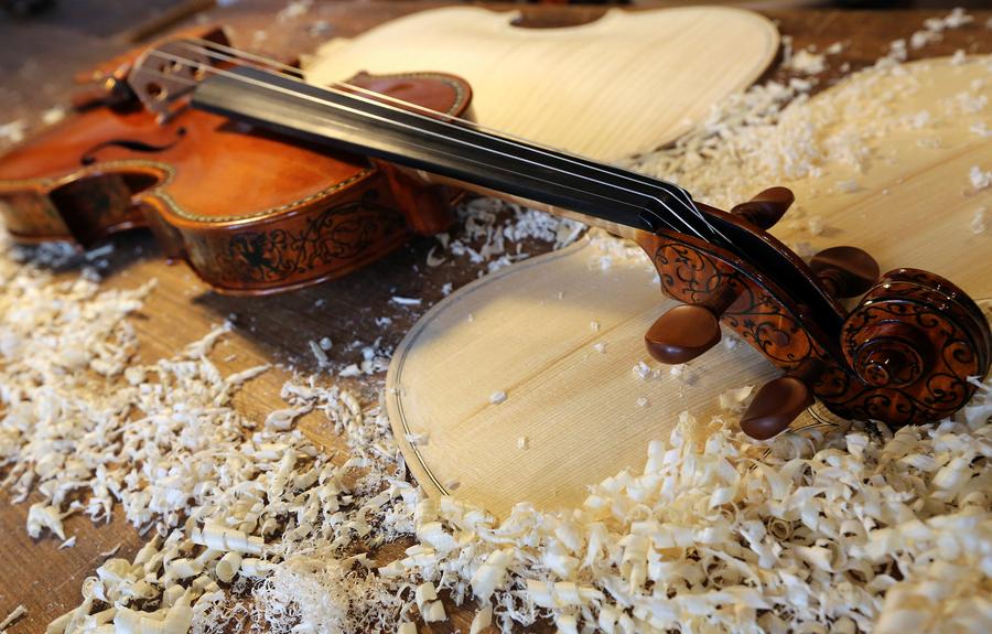 Italy's violin-makers struggle to hit profitable note