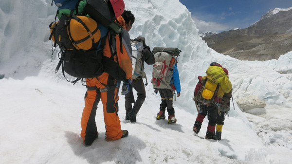 Qomolangma safety under scrutiny as third climber dies