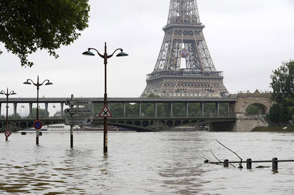 Seine River recedes, problems remain in France