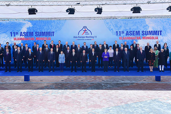 Premier Li takes group photo with leaders at ASEM summit
