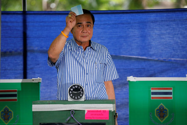 Major Thai political figures vote in referendum on draft constitution