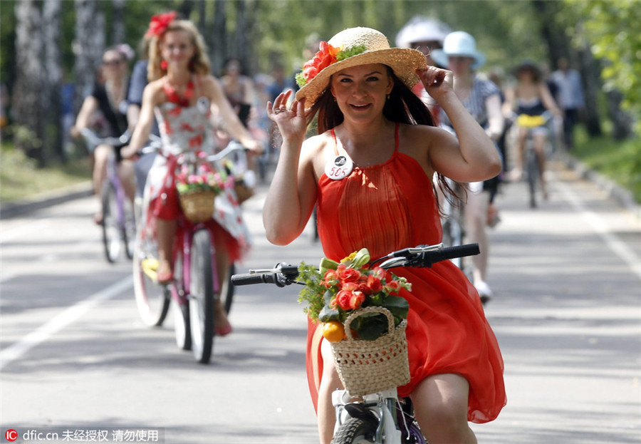 Moscow hosts Lady on Bicycle parade