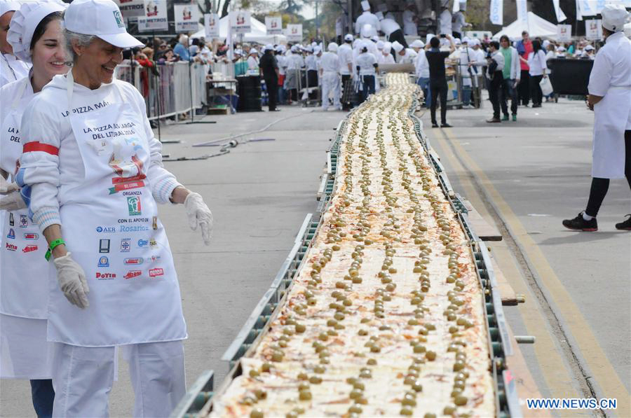 Pizza makers complete 110-meter-long pizza in Argentina
