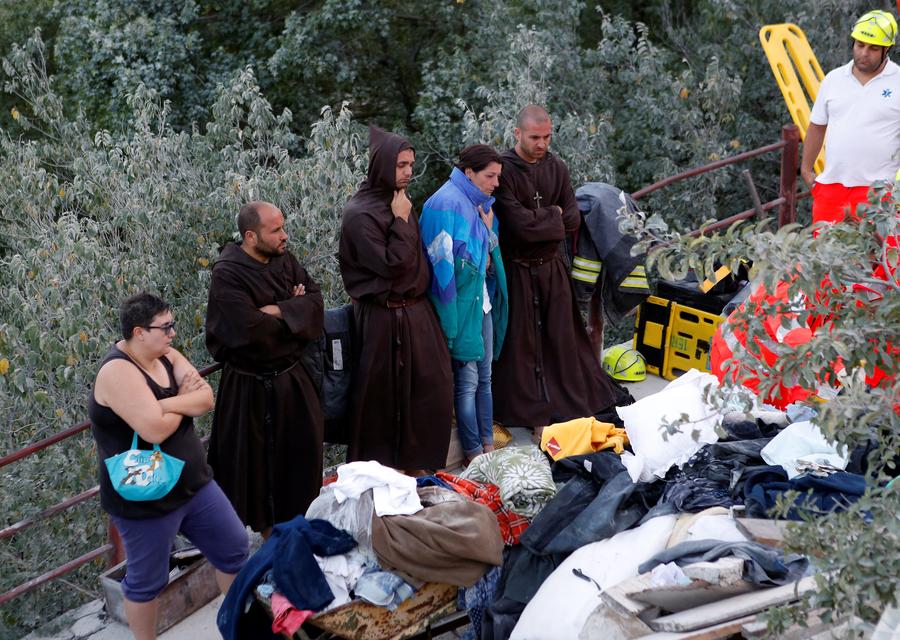 Italy quake toll rises to nearly 250 as rescuers race to find survivors