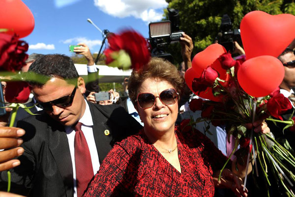 Rousseff leaves presidential residence to salutations from supporters