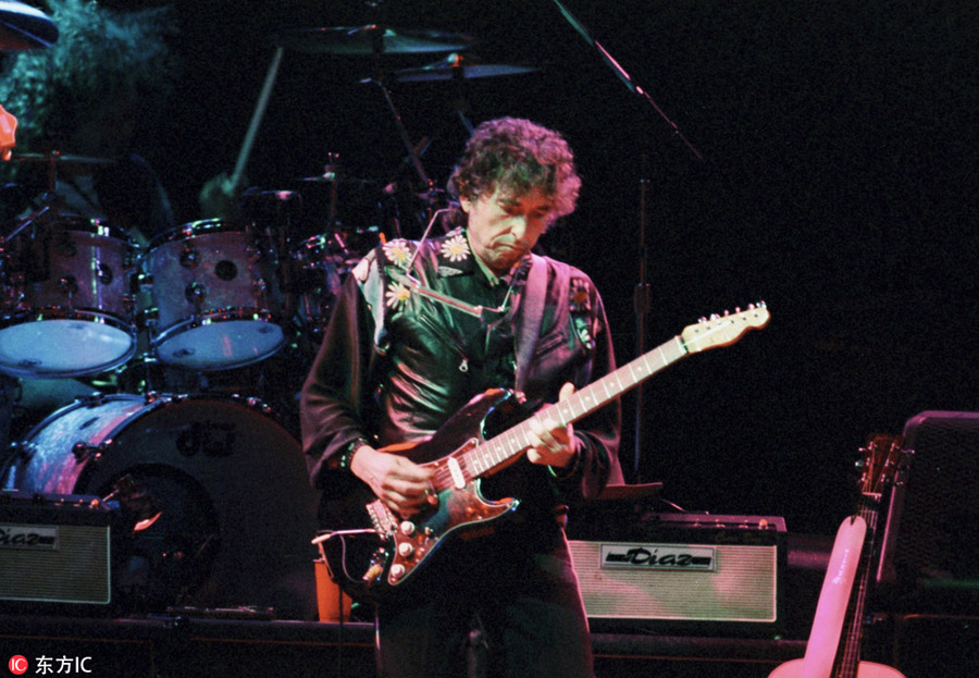 'Greatest living poet' Bob Dylan wins Nobel literature prize