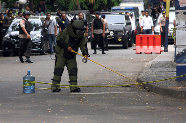 IS-linked man attacks police in Indonesia's Banten province, injuring 5