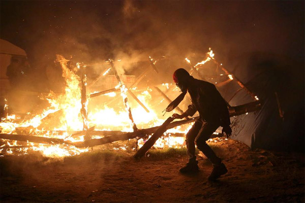 Workers wield sledgehammers to tear down Calais 'Jungle'