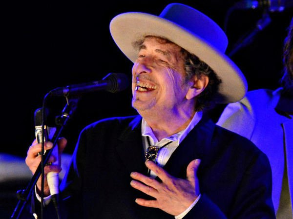 Bob Dylan now says will accept Nobel prize for literature
