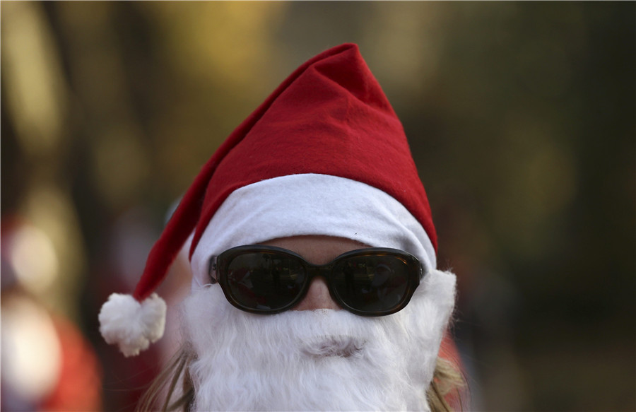 Thousands take part in Santa Run in London