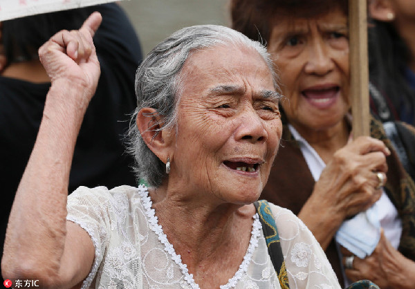 Aging Filipino 'comfort women' protest Japanese PM's visit