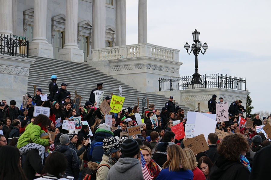 Trump's refugee ban sparks protests before White House, at over 30 US airports