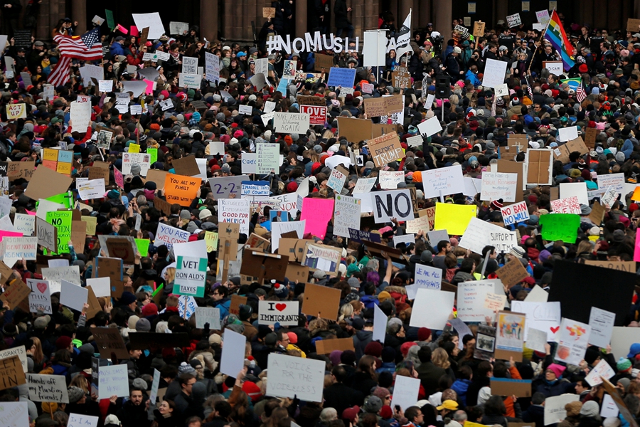 Trump's refugee ban sparks protests before White House, at over 30 US airports