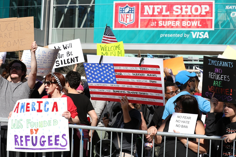 Trump's refugee ban sparks protests before White House, at over 30 US airports