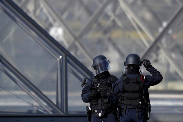 Soldier shoots attacker outside Louvre