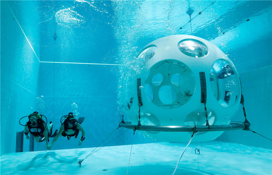 Ready for dinner 33 meters underwater in Brussels?