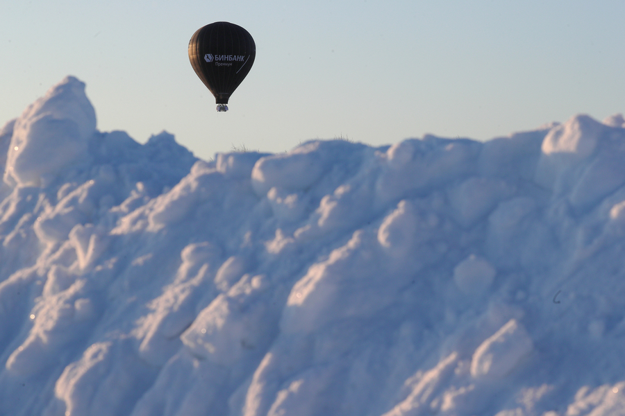 Russian adventurer off to set hot air balloon record