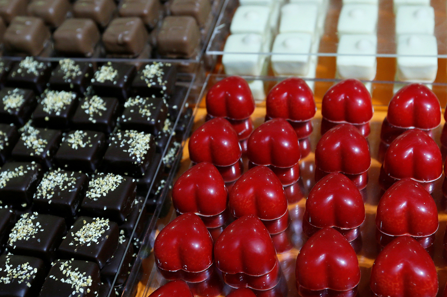 Tasty fashion entices at chocolate fair in Brussels
