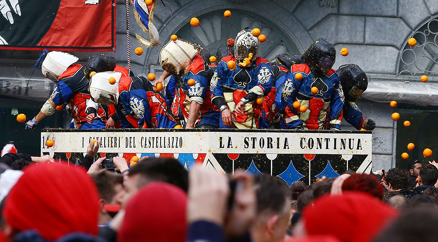 Italian town's carnival: The battle of oranges