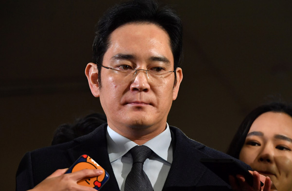 S.Korean prosecutors to indict Samsung heir, executives on bribery charge