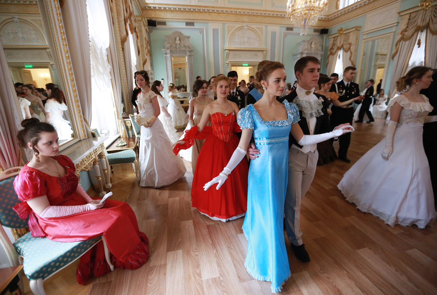 Young Russians reenact classic War and Peace