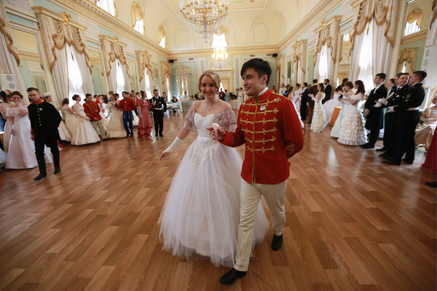 Young Russians reenact classic War and Peace