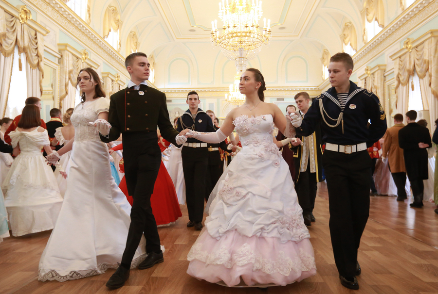 Young Russians reenact classic War and Peace