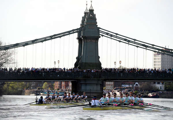 Oxford wins boat race after WWII bomb removed from Thames