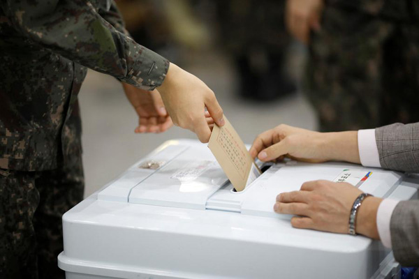 ROK begins early voting to replace ousted president Park