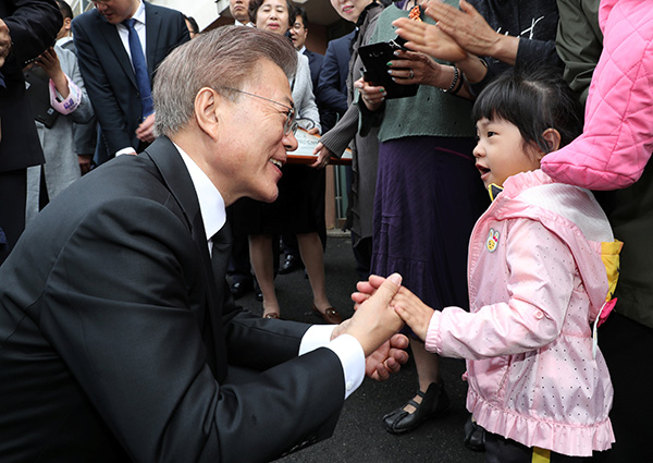 Xi congratulates Moon on ROK election win