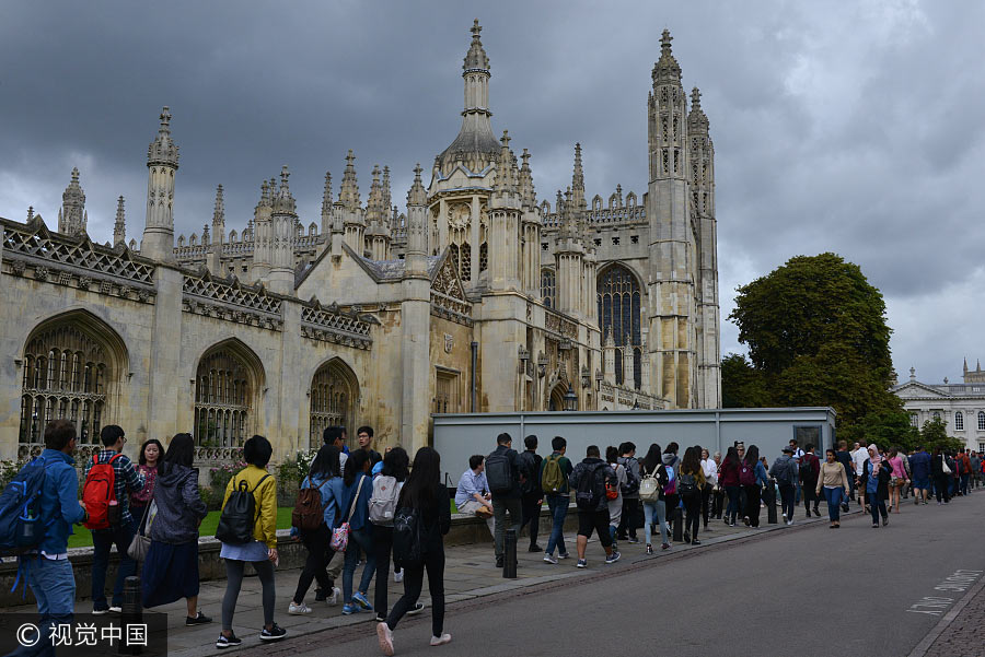 Chinese tourists joins crowd at Cambridge
