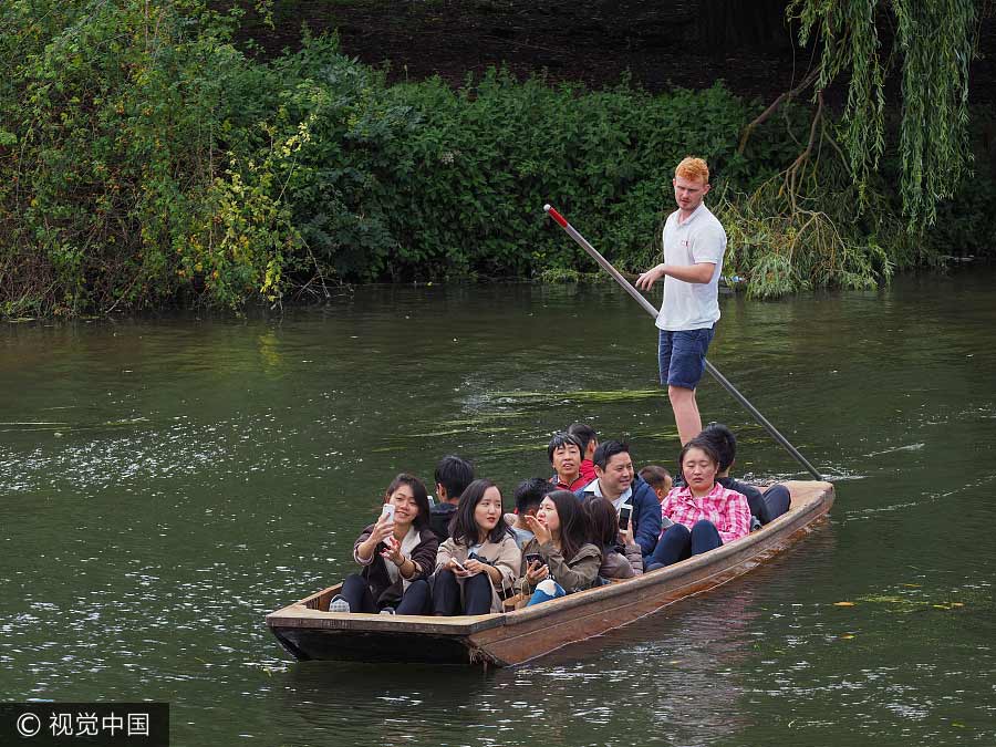 Chinese tourists joins crowd at Cambridge