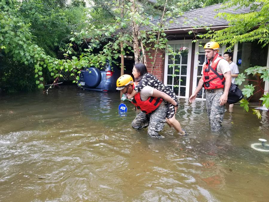 Hurricane lashes southeast Texas with heavy rain, wind