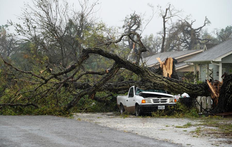 Hurricane lashes southeast Texas with heavy rain, wind