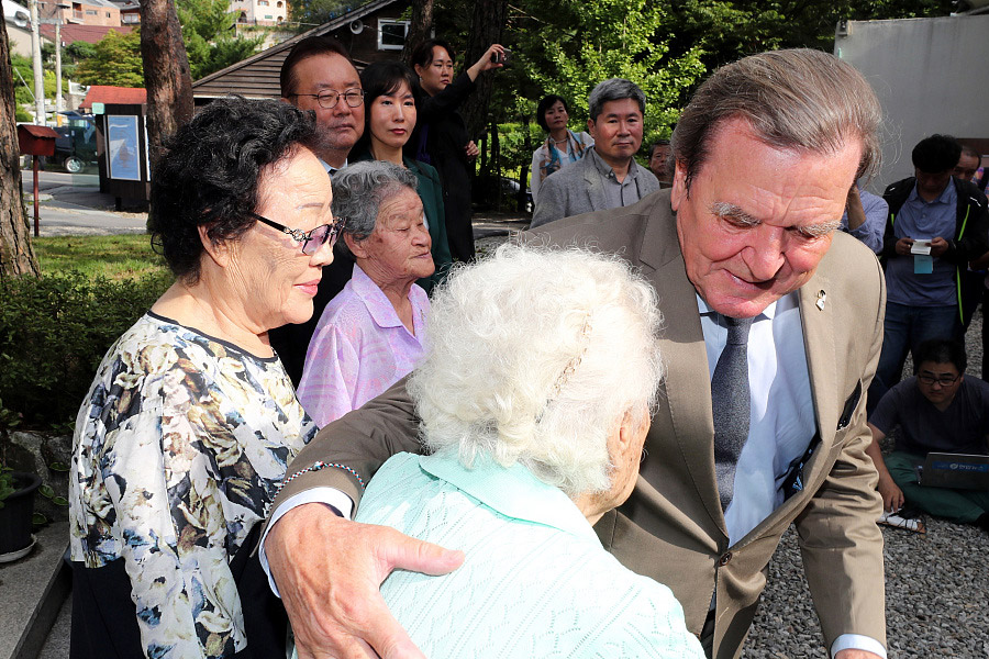 Germany's former chancellor visits 'comfort women', reminds Japan' responsibility