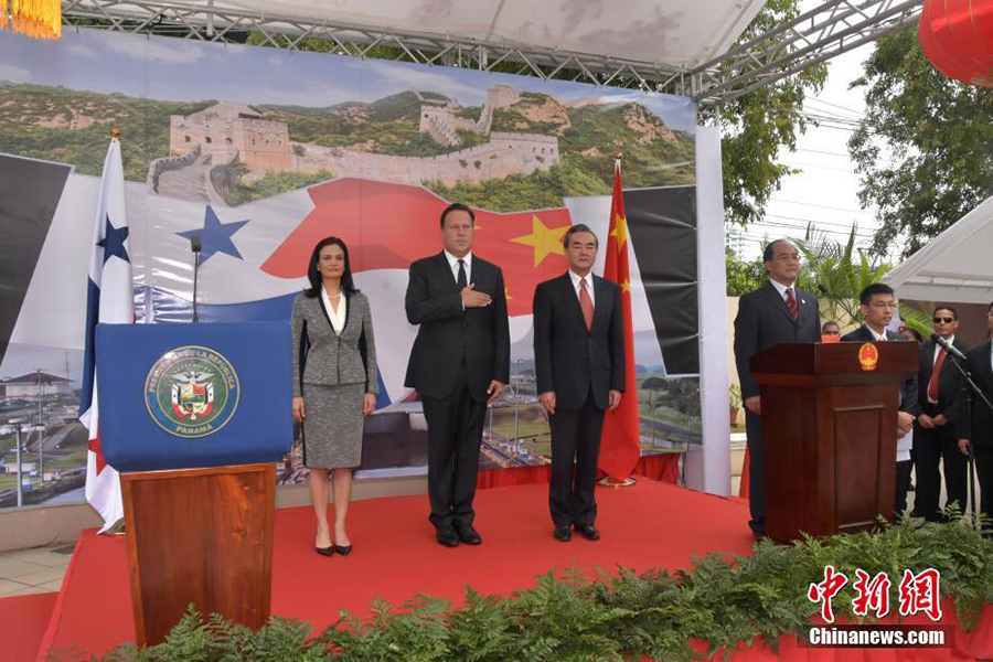 FM Wang visits Panamanian president