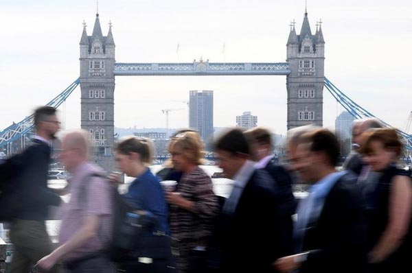 UK wage growth edges above forecasts, likely to cement BoE rate hike bets