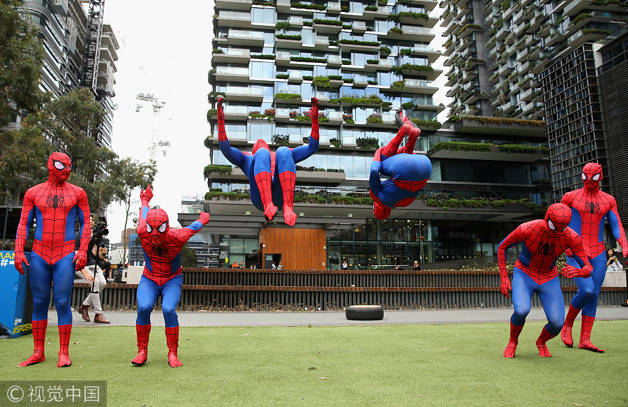 Parkour athletes dressed as spiderman scale S