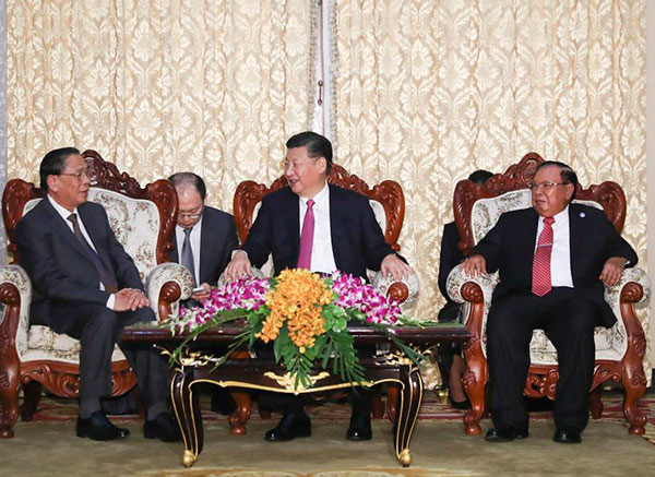 Xi meets former Lao president