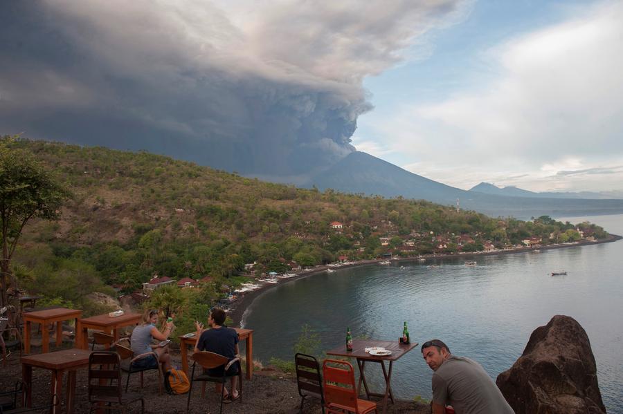 Indonesia raises alert to highest level 4 on Bali volcano