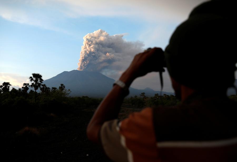 Indonesia extends Bali airport closure due to Agung eruption