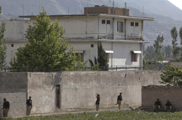 Bin Laden, two others didn't fire on SEALs: sources