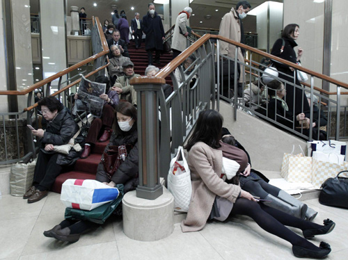 Tokyo commuters stranded after earthquake