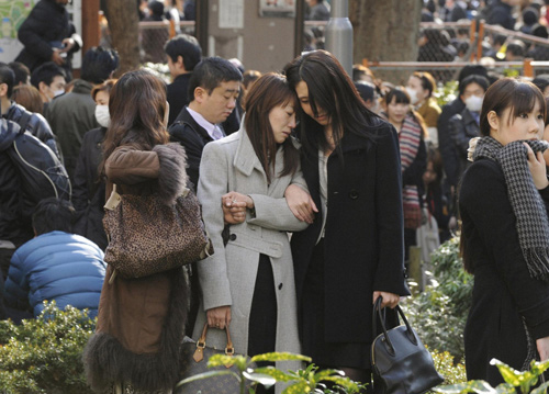 Tokyo commuters stranded after earthquake
