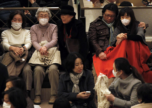 Tokyo commuters stranded after earthquake