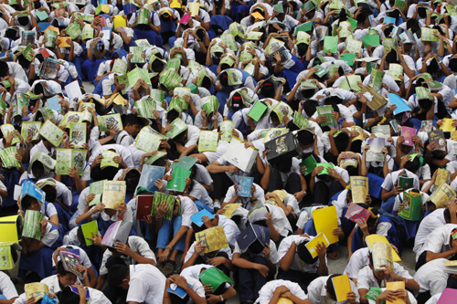 Students in Manila take quake drills