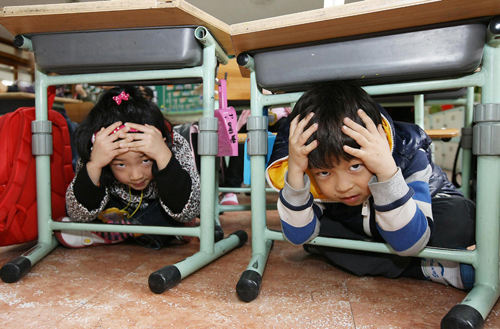 Students in Manila take quake drills
